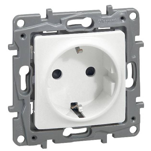 Niloé 2P+F csatlakozóaljzat biztonsági zsaluval (csavaros), fehér 