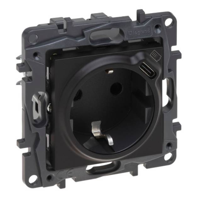 Niloé Step 2P+F kombinált csatlakozóaljzat + USB-C, (rugós), biztonsági zsaluval 