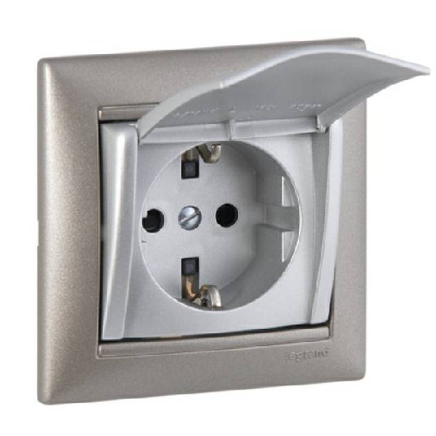 Valena 2P+F csatlakozóaljzat csapófedéllel alumínium 