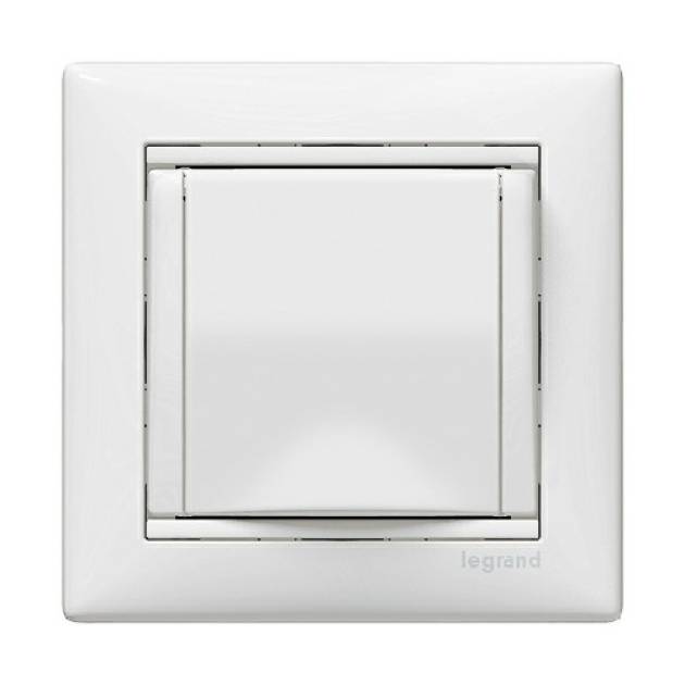 Valena 2P+F csatlakozóaljzat csapófedéllel, fehér 