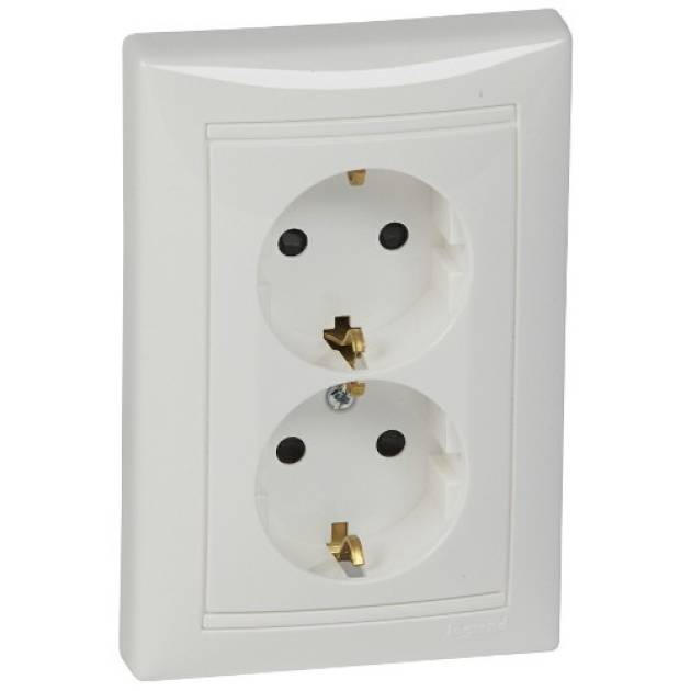 Valena 2x2P+F csatlakozóaljzat biztonsági zsaluval, fehér 